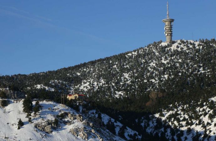Χιόνια στην Πάρνηθα και 150 χιλιόμετρα την ώρα οι άνεμοι στον Παρνασσό