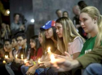 Ο χαμός συνεχίζεται στη Βενεζουέλα: Δακρυγόνα και λιποταξίες