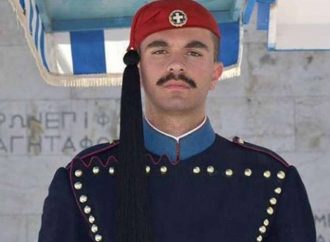 Συγκλονιζει ο πατέρας του Εύζωνα: Έσκυψα στο στήθος του και παρακαλούσα την καρδιά του να χτυπήσει