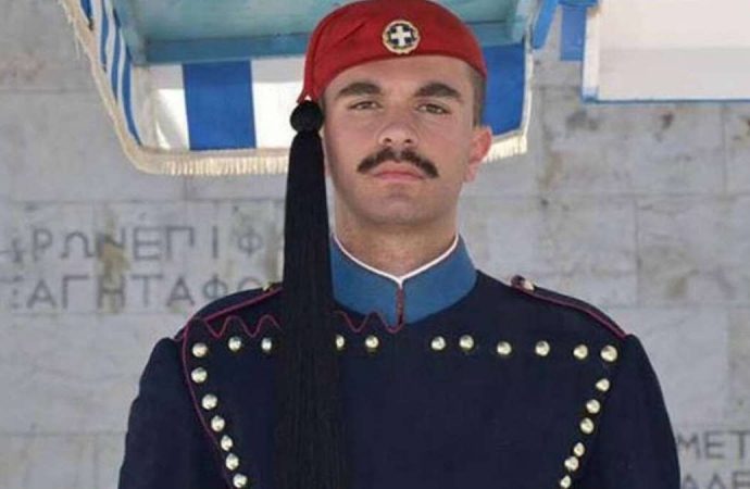 Συγκλονιζει ο πατέρας του Εύζωνα: Έσκυψα στο στήθος του και παρακαλούσα την καρδιά του να χτυπήσει