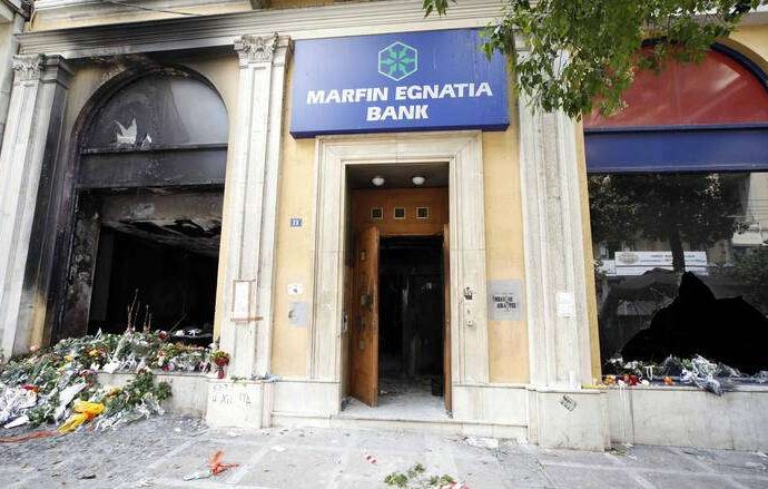 «Είναι ανεπίτρεπτο να έχει ξεχάσει»: Ξεσπάει γυναίκα που σώθηκε από τις φλόγες στη Marfin