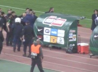 Το νέο VIDEO με την επίθεση στον πάγκο του Ολυμπιακού