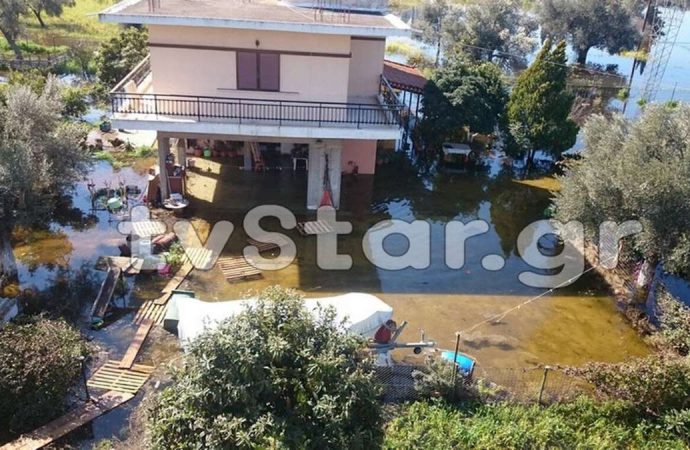 Σε κατάσταση έκτακτης ανάγκης η Χαλκίδα – Κάτοικοι εγκαταλείπουν τα σπίτια τους