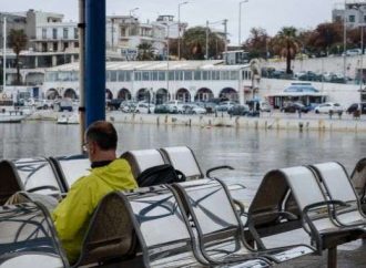 Δεμένα τα πλοία στα λιμάνια – Παραμένει σε ισχύ το απαγορευτικό