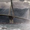 Συγκλονιστικές εικόνες στη γέφυρα Ρίου – Αντιρρίου: Άνεμοι «σήκωσαν» νταλίκα, καρφώθηκε σε πινακίδες
