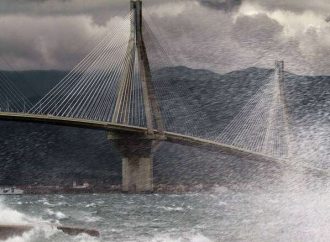 Συγκλονιστικές εικόνες στη γέφυρα Ρίου – Αντιρρίου: Άνεμοι «σήκωσαν» νταλίκα, καρφώθηκε σε πινακίδες