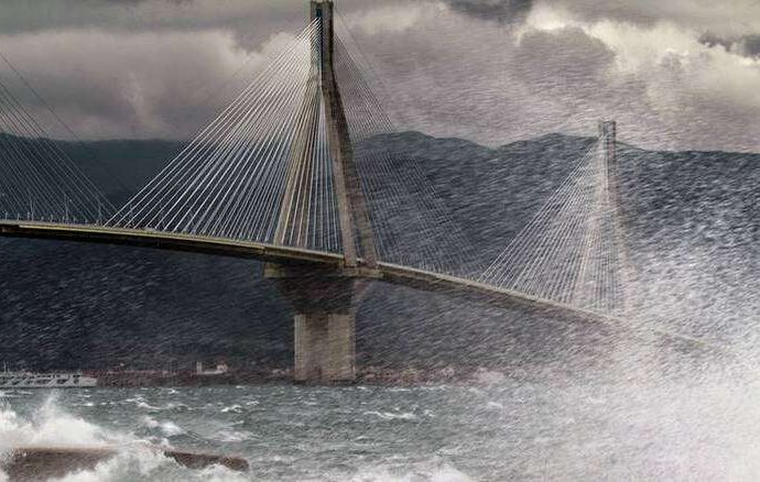 Συγκλονιστικές εικόνες στη γέφυρα Ρίου – Αντιρρίου: Άνεμοι «σήκωσαν» νταλίκα, καρφώθηκε σε πινακίδες
