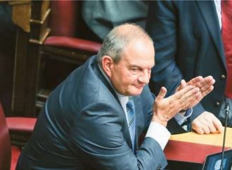 Ο Καραμανλής, τα «ορφανά» και η ακατανόητη αφωνία του