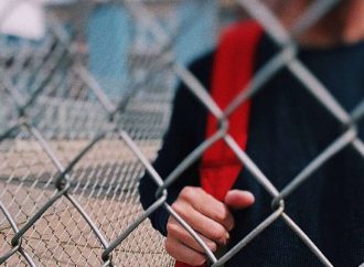 Στα κάγκελα μαθητές και γονείς για το «κουδούνι στις εννιά»