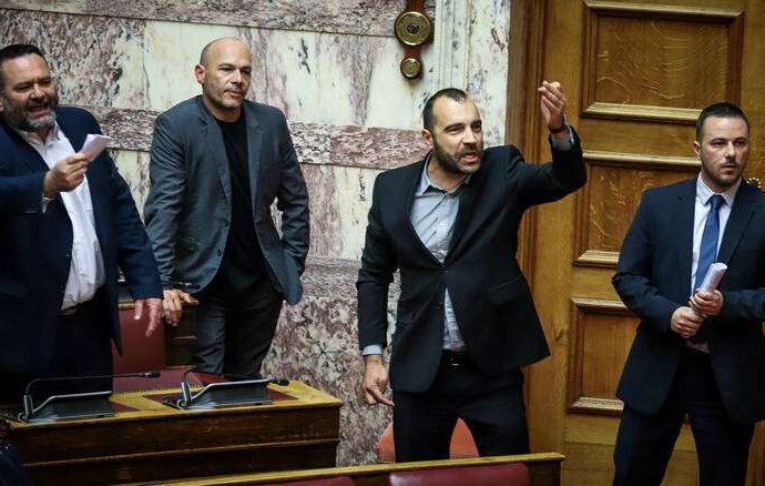 Κακός χαμός στη Βουλή: Χρυσαυγίτης ζήτησε από το ΚΚΕ να αποζημιώσει θύματα του εμφυλίου