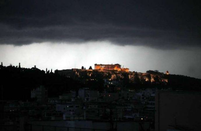 Κεραυνός στην Ακρόπολη: Μαρτυρίες – ΣΟΚ – Ποια η κατάσταση των τραυματιών