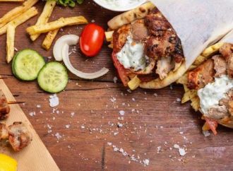 Το σουβλάκι των 3 ευρώ και η αλήθεια για τις διεθνείς τιμές χοιρινού