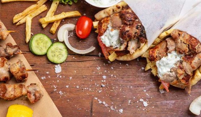Το σουβλάκι των 3 ευρώ και η αλήθεια για τις διεθνείς τιμές χοιρινού