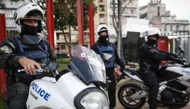 Επεισόδιο στη Βούλα: 4 αστυνομικοί τραυματίστηκαν κατά την επίθεση νεαρών – Βρέθηκε σακούλα με γκαζάκια