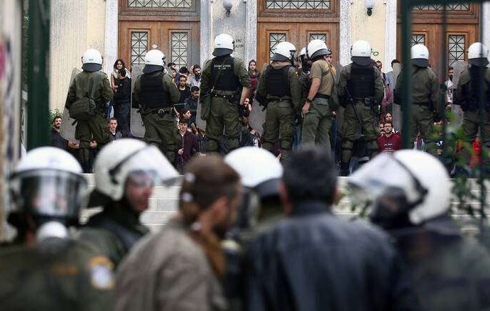 Πολιτική «θύελλα» μετά τα επεισόδια στην ΑΣΟΕΕ