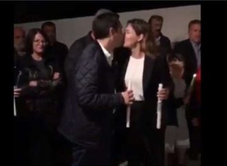 Το «φιλί της αγάπης» του Αλέξη Τσίπρα στην Περιστέρα Μπαζιάνα για το «Χριστός Ανέστη»
