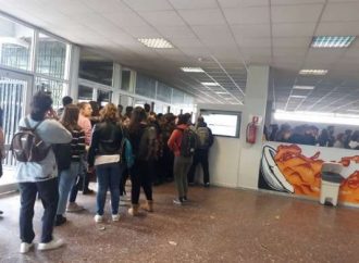 Κατάληψη σε κτίριο του ΑΠΘ για τις ουρές στη φοιτητική λέσχη