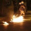 Εξάρχεια: Καταδρομική επίθεση σε διμοιρίες ΜΑΤ – Ένας αστυνομικός τραυματίας