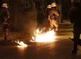 Εξάρχεια: Καταδρομική επίθεση σε διμοιρίες ΜΑΤ – Ένας αστυνομικός τραυματίας