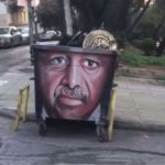 Ο «Έλληνας Banksy» ξαναχτύπησε: Ζωγράφισε τον Ερντογάν σε κάδο απορριμάτων