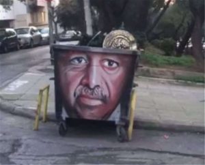 Ο «Έλληνας Banksy» ξαναχτύπησε: Ζωγράφισε τον Ερντογάν σε κάδο απορριμάτων