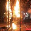 Άγνωστοι έκαψαν πάλι το χριστουγεννιάτικο δέντρο στα Εξάρχεια