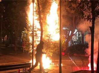 Άγνωστοι έκαψαν πάλι το χριστουγεννιάτικο δέντρο στα Εξάρχεια