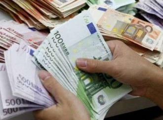 Οι Έλληνες προτιμούν τα μετρητά λόγω …εφορίας!