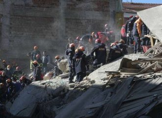 Σεισμός Τουρκία: Θρήνος και αγωνία στα χαλάσματα