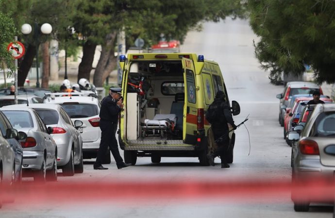 Σοκ στην Καλογρέζα: Αντρας κρεμάστηκε από το μπαλκόνι του