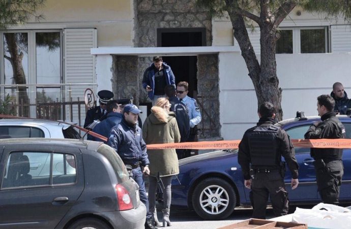 Αντιπτέραρχος πυροβόλησε τη σύντροφό του και αυτοπυροβολήθηκε στην Λ. Βουλιαγμένης