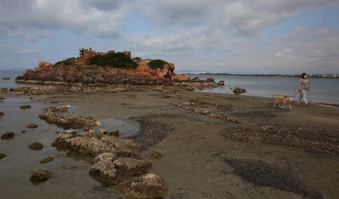 Γιατί υποχωρούν τα νερά: “Φυσιολογικό φαινόμενο που οφείλεται σε μετεωρολογικά και αστρονομικά αίτια”