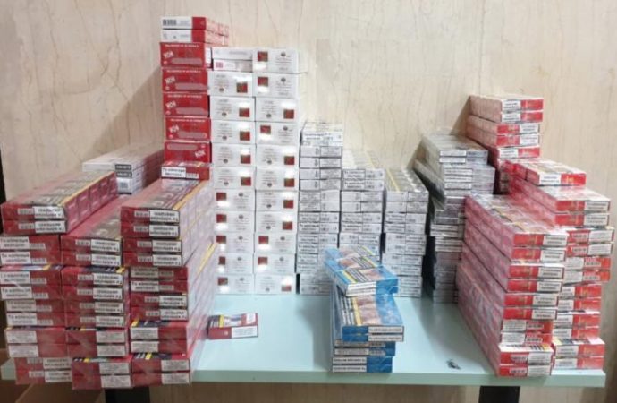 Επιχείρηση της ΕΛ.ΑΣ. για πρώτη φορά στο προαύλιο της ΑΣΟΕΕ: Τρεις συλλήψεις για λαθραία τσιγάρα