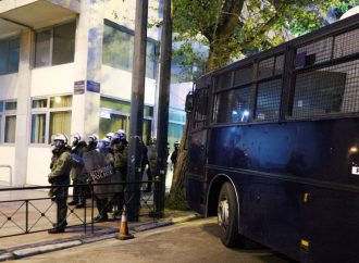 Επίθεση με μολότοφ κατά των ΜΑΤ στα γραφεία του ΣΥΡΙΖΑ: Ο γιος του Βούτση ανάμεσα στους προσαχθέντες
