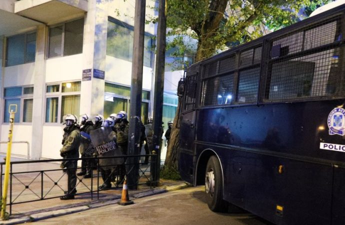 Επίθεση με μολότοφ κατά των ΜΑΤ στα γραφεία του ΣΥΡΙΖΑ: Ο γιος του Βούτση ανάμεσα στους προσαχθέντες