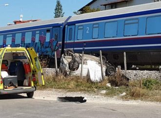 Σύγκρουση τρένου με ΙΧ στα Τρίκαλα – Μία νεκρή