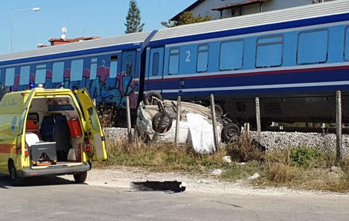 Σύγκρουση τρένου με ΙΧ στα Τρίκαλα – Μία νεκρή