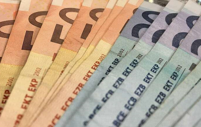 Νέο μηνιαίο επίδομα 100 ευρώ: Τα κριτήρια και οι δικαιούχοι