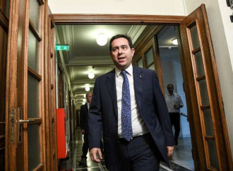 Μηταράκης: Βρήκα κατσαρίδες στο γραφείο μου στο υπουργείο Εργασίας