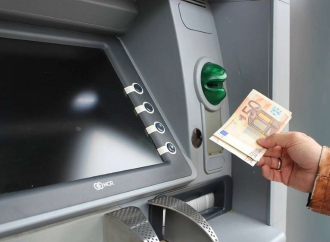 Έρχονται τσουχτερές χρεώσεις: Δείτε πόσο θα μας θα μας κοστίζει η ανάληψη από ΑΤΜ άλλης τράπεζας
