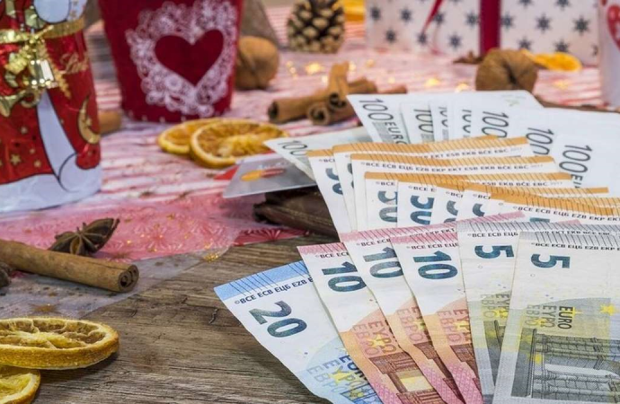 Δώρο Χριστουγέννων: Πότε καταβάλλεται και ποιοι είναι οι δικαιούχοι – Υπολογίστε ΕΔΩ το ποσό