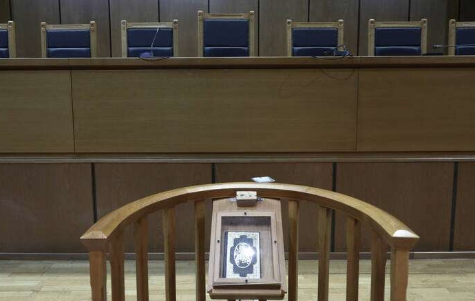 Βιασμός 19χρονης στη Ρόδο: Στο εδώλιο οι δύο κατηγορούμενοι – Οργισμένος ο πατέρας του θύματος