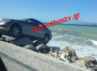 ΙΧ… βρέθηκε μια ανάσα από τη θάλασσα – Αντί για «πρώτη» έβαλε όπισθεν