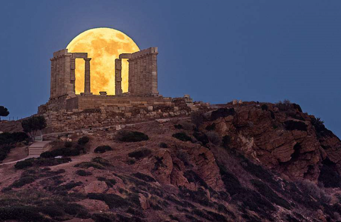 Βόλτα και συναυλίες κάτω από το ολόγιομο φεγγάρι