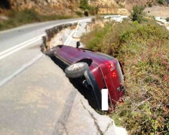 Κρήτη: Υποχώρησε ο δρόμος και αυτοκίνητο έπεσε στο κενό