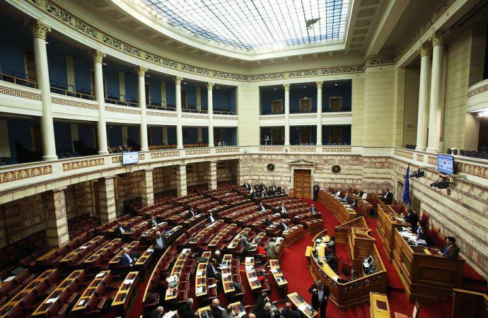 Δεν θα μειωθούν οι μετακλητοί των πρώην πρωθυπουργών