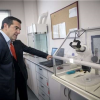 Γκάφα Τσίπρα στον Δημόκριτο: Μπέρδεψε το υδρογόνο με το ήλιο