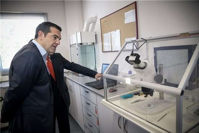 Γκάφα Τσίπρα στον Δημόκριτο: Μπέρδεψε το υδρογόνο με το ήλιο