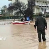 «Πνίγηκε» για άλλη μια φορά η Κρήτη – Με βάρκες μετακινούνται μέσα στο Λασίθι