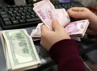 «Βουλιάζει» η τουρκική λίρα, παγιδευμένοι οι επενδυτές